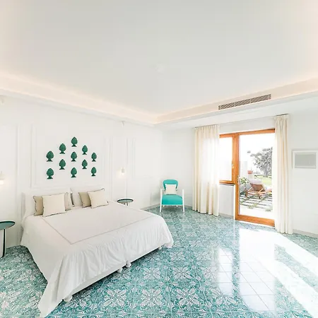 Amira Capri 4*